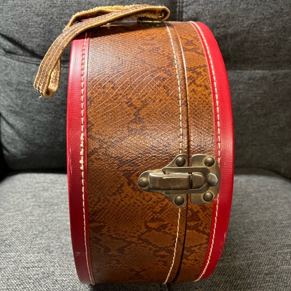 Vintage Leather Hat Box/Suitcase With Handle and Clasps - Picture 5 of 13